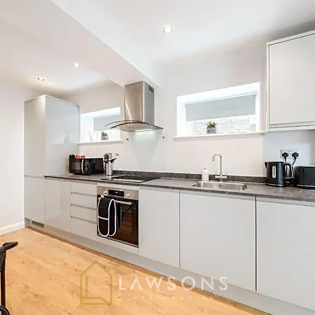 Stylish Living By Lawsons - Parking & 3 En Suites Windsor Exterior photo