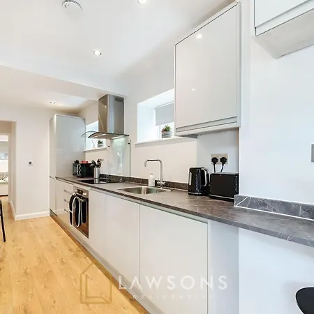 Stylish Living By Lawsons - Parking & 3 En Suites Windsor Exterior photo